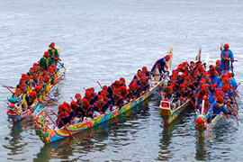 Khai hội đua thuyền cầu may đầu Xuân