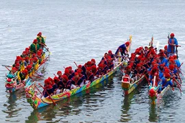 Khai hội đua thuyền cầu may đầu Xuân