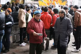 Dân phe vé đổ bộ Văn Miếu ngày Tết 