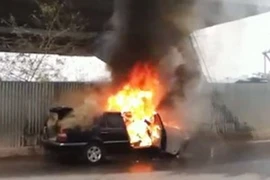 Xe ôtô 4 chỗ cháy đùng đùng khi đang du xuân