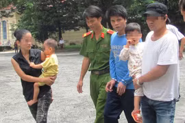  Xót xa cảnh chồng lãnh án tử bỏ lại vợ dại con thơ