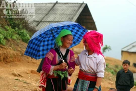 Thiếu nữ nơi rẻo cao làm đỏm du xuân