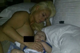 Coco gây sốc khi chụp ảnh nuy với cháu trai