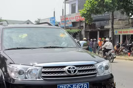 Bắt khẩn cấp 3 đối tượng ném vỡ kính xe công an