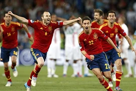 Tây Ban Nha vào chung kết sau loạt "đấu súng" 11m