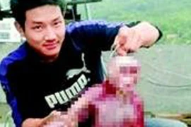 Hãi hùng thanh niên lột da khỉ giữa phố đông