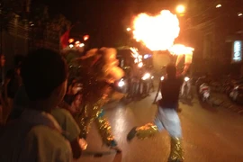 Sôi động màn múa lân phun lửa xin tiền trên phố đêm