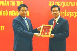 Hà Nội nhận huân chương cao quý nhất của Đảng, Nhà nước Lào