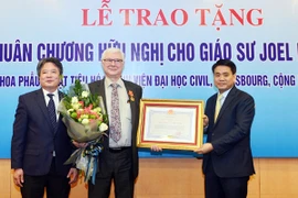 Trao tặng GS. Joel Leroy Huân chương Hữu nghị 