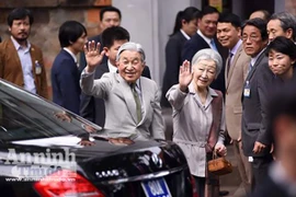 Nhà vua và Hoàng hậu Nhật Bản tươi cười vẫy chào người dân Hà Nội khi thăm Văn Miếu 