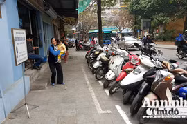 Hà Nội: Không cứng nhắc trong xử lý vi phạm lòng đường, vỉa hè