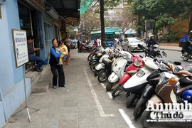 Hà Nội: Không cứng nhắc trong xử lý vi phạm lòng đường, vỉa hè