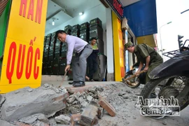 Hà Nội: Nhiều hộ dân tự phá dỡ phần lấn chiếm vỉa hè 