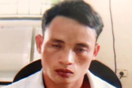 Bắt ngay tên gian tại nhà chờ xe buýt 