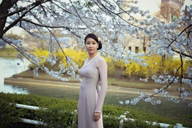 Hoa hậu Hà Kiều Anh cùng các nghệ sĩ Việt chăm lo bữa ăn cho các bệnh nhân