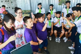 MC Quỳnh Hương cùng các học trò nhí hào hứng học thủ ngữ 