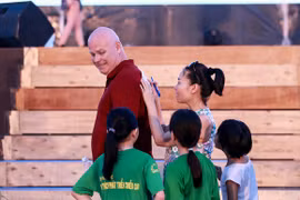 Thu Minh mượn lưng chồng để kê giấy, ký tên tặng khán giả nhí