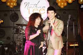 Mẹ Nathan Lee bất ngờ xuất hiện song ca cùng con trai trong sinh nhật