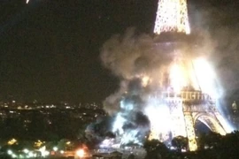 Khói đen bốc lên ở tháp Eiffel, dân Pháp hoảng hồn