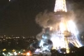Khói đen bốc lên ở tháp Eiffel, dân Pháp hoảng hồn