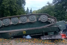 Sốc: Hệ thống tên lửa bị... lật úp trên đường phố Ukraine