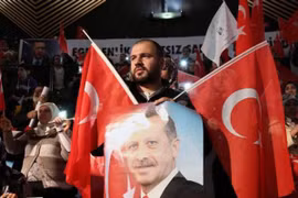 Đảo chính ở Thổ Nhĩ Kỳ, cảnh sát Đức… mướt mồ hôi