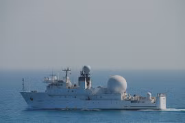 Bị nhiều tàu Iran áp sát, tàu do thám Mỹ buộc phải chuyển hướng