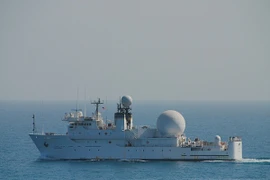 Bị nhiều tàu Iran áp sát, tàu do thám Mỹ buộc phải chuyển hướng