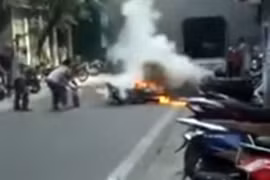 Hà Nội: Người phụ nữ dùng bình bọt dập lửa chiếc xe máy bốc cháy