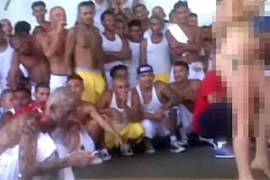 Sốc với video vũ nữ thoát y mua vui cho hàng trăm tù nhân