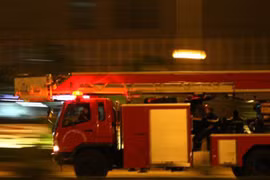 Xe cứu hỏa mặc sức rú còi, giữa lòng đường dân vẫn "hiên ngang"