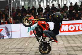 Các biker Việt làm xiếc với mô tô
