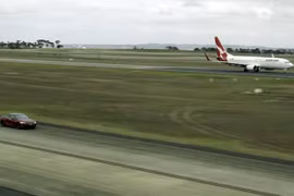 Xem xe điện Tesla Model S đua tốc độ với máy bay Boeing 737