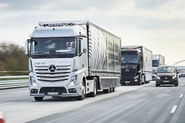Xe tải tự lái của Mercedes đi từ Đức đến Hà Lan
