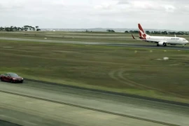 Xem xe điện Tesla Model S đua tốc độ với máy bay Boeing 737