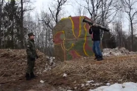 Xem đạn súng phóng lựu RPG-28 xuyên thủng tường bê-tông dày 2m