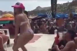 Cô giáo tiểu học bị sa thải vì mặc bikini nhảy múa gợi cảm