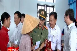 Chung tay chia sẻ những khó khăn với nhân dân vùng lũ