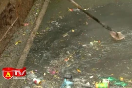 Người dân khổ sở bên dòng nước "chết"