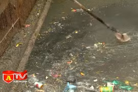 Người dân khổ sở bên dòng nước "chết"