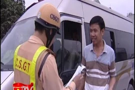 Xử lý quyết liệt xe ô tô lắp phù hiệu sai quy định