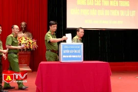 Chung tay ủng hộ đồng bào miền Trung khắc phục lũ lụt