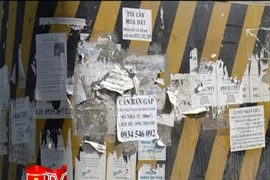 Bức xúc tình trạng dán quảng cáo, rao vặt tại cột trụ đường sắt trên cao