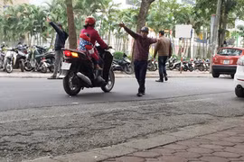 Loạn giá trông xe quanh Vincom Bà Triệu