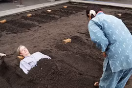 Vùi mình trong cát nóng