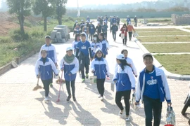 Hàng nghìn bạn trẻ tham gia “Uống chai sành, trồng cây xanh”