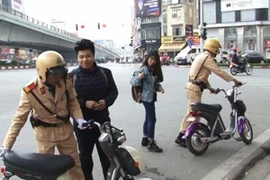 Hà Nội: Tái diễn tình trạng học sinh đi xe đạp điện không đội mũ bảo hiểm