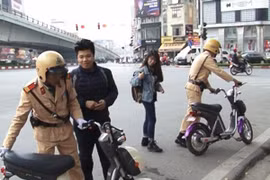 Hà Nội: Tái diễn tình trạng học sinh đi xe đạp điện không đội mũ bảo hiểm