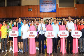 100 nhà báo tranh tài giải bóng bàn các tỉnh phía Bắc