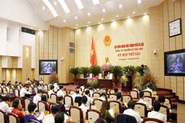 Nóng cải tạo chung cư cũ, khoán xe công 